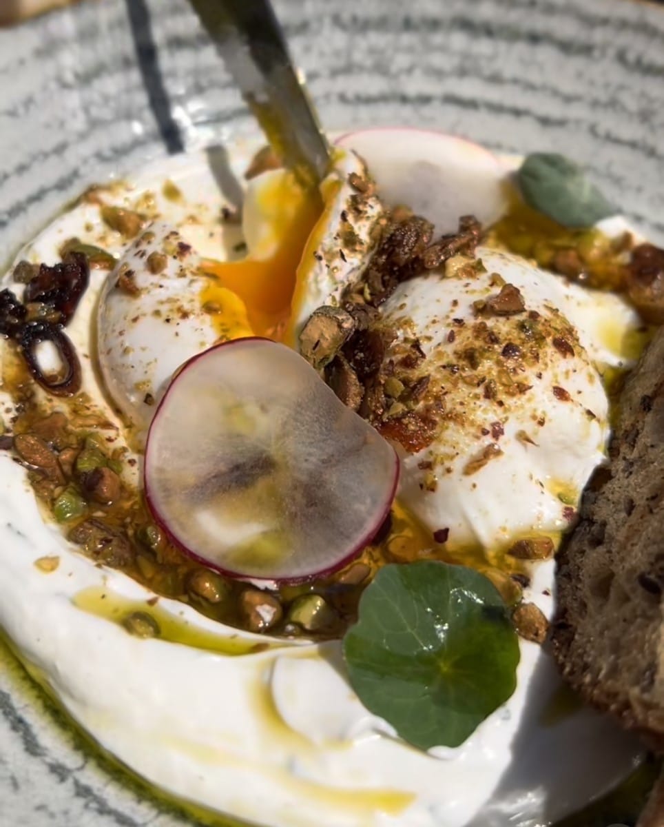 turkish eggs close up de la Hygge Social Kitchen. Noutăți în meniurile restaurantelor primăvară 2023