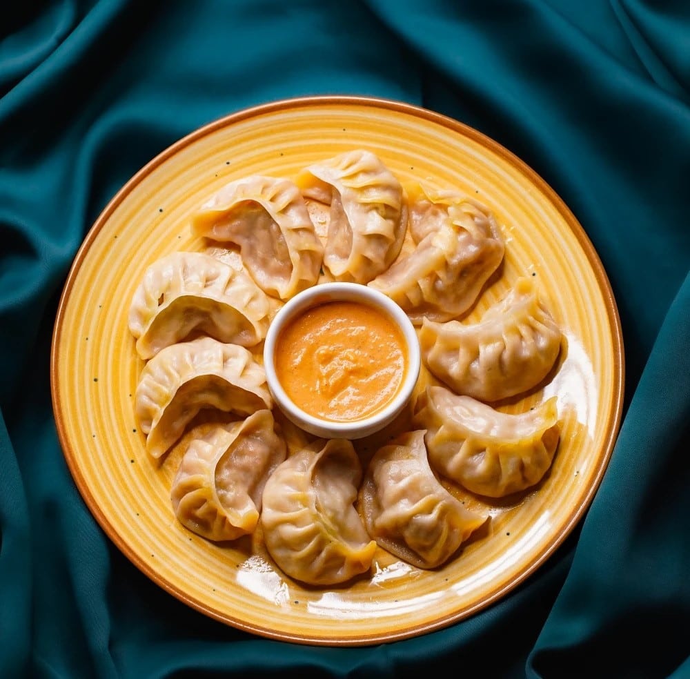 platou cu momos, galuște indiene nepaleze de la Isha Restaurant Bucureșri