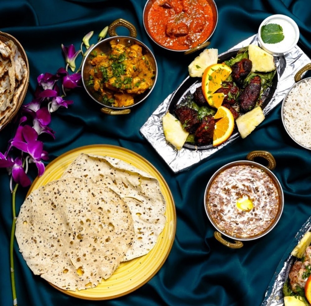 divferite feluri de mancare indiană de la Isha Restaurant