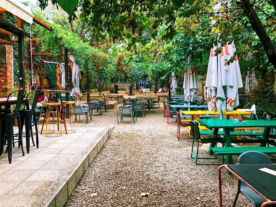 terasa jai bistro din bucuresti, cu mese colorate umbrele de terasa