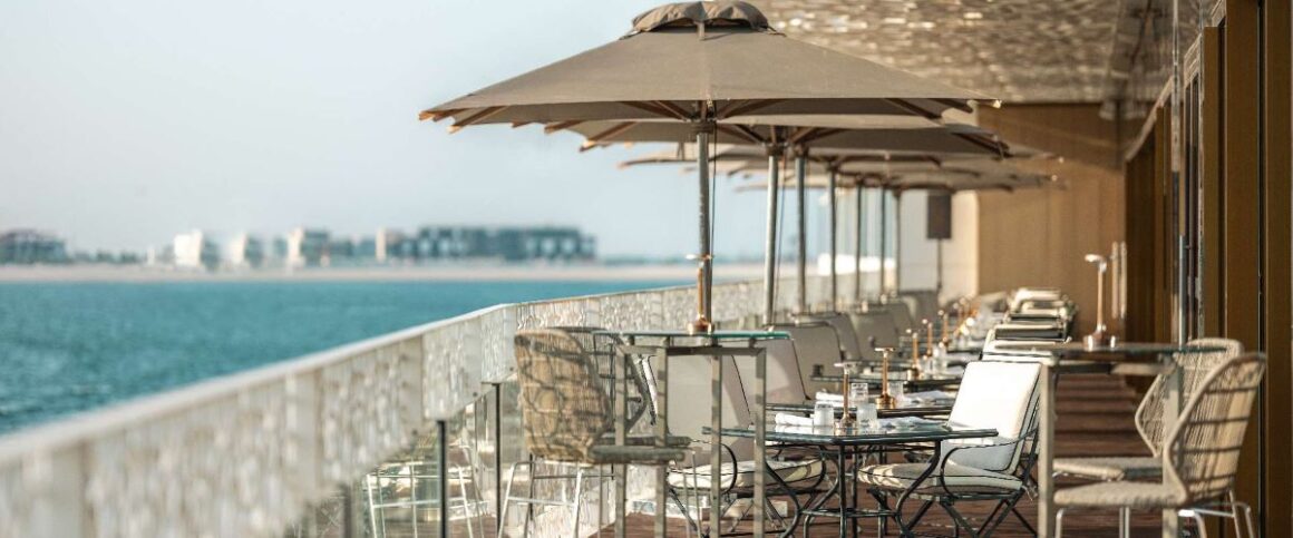 terasa restaurantrului niko romito din dubai cu umbrelute si mese. Top restaurante Dubai