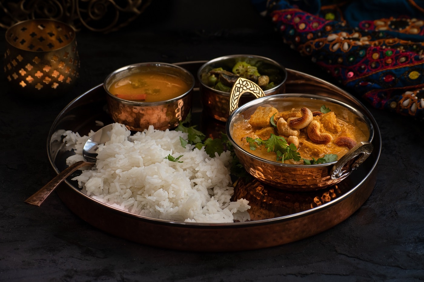 korma paneer cu orez servit in farfurie din cupru. Preparat din bucătăria indiană
