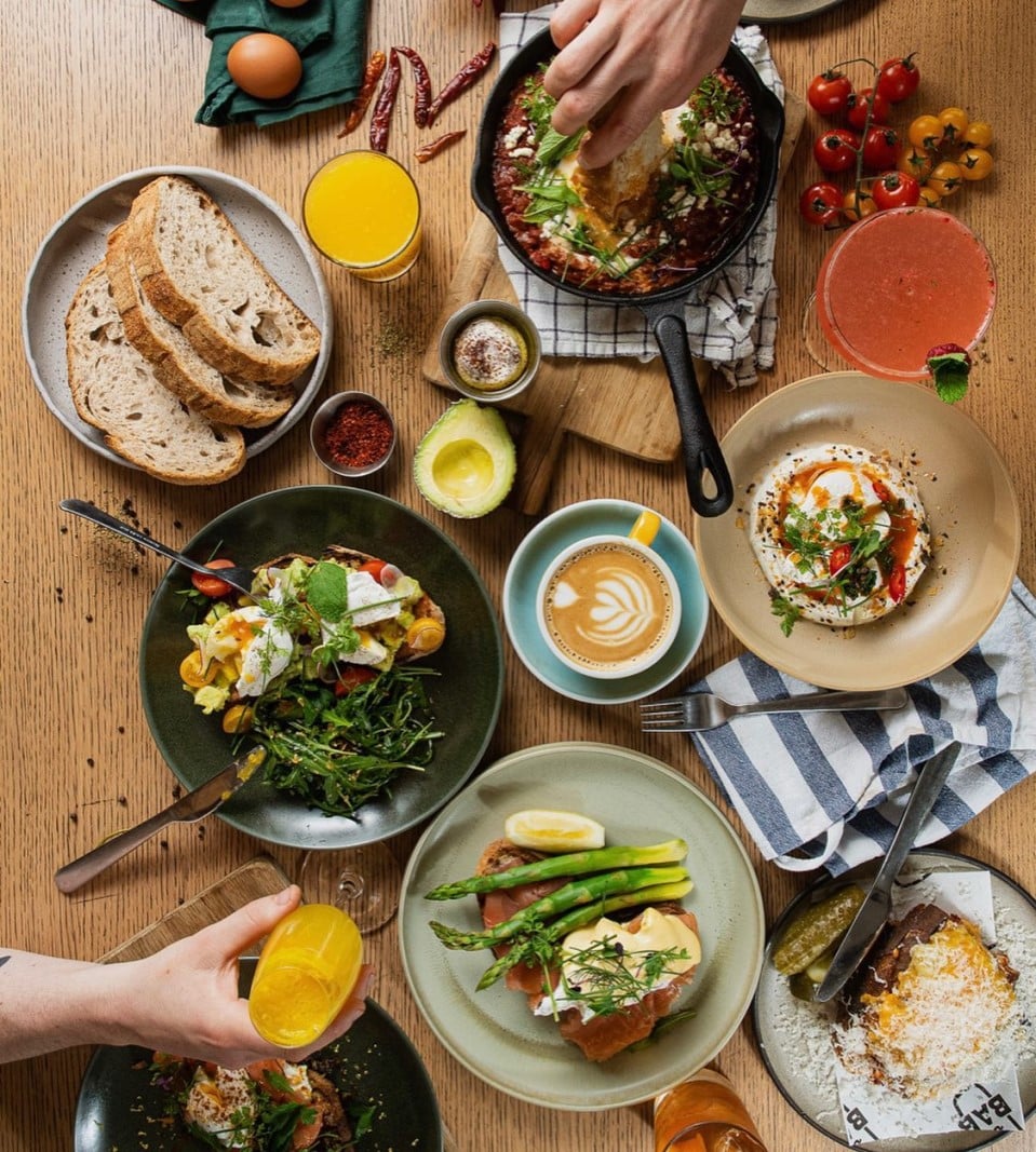 Masa plina de farfurii cu diverse preparate, fotografiate de sus, de la Le Bab Charles de Gaulle.