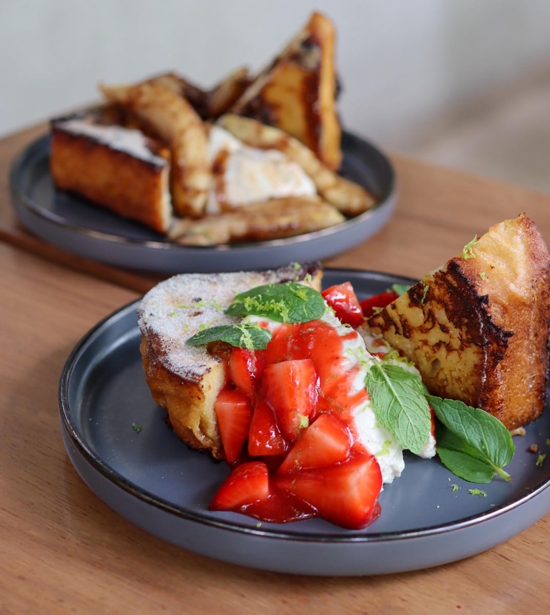 french toast cu fructe de la Le Bab.  Noutăți în meniurile restaurantelor primăvară 2023