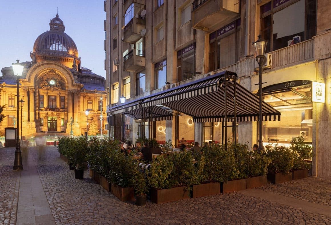 terasa restaurantului Le Bab, fotografiata seara, iar in fundal cladirea CEC luminata. Restaurante bune pe Calea Victoriei