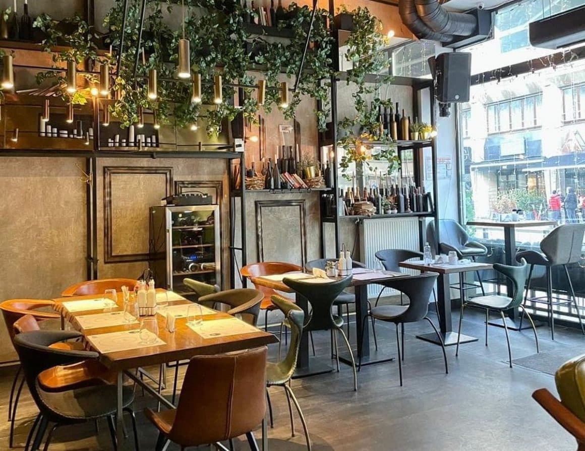 interiorul modern de la restaurant Noa Resto Club. Restaurante bune pe Calea Victoriei