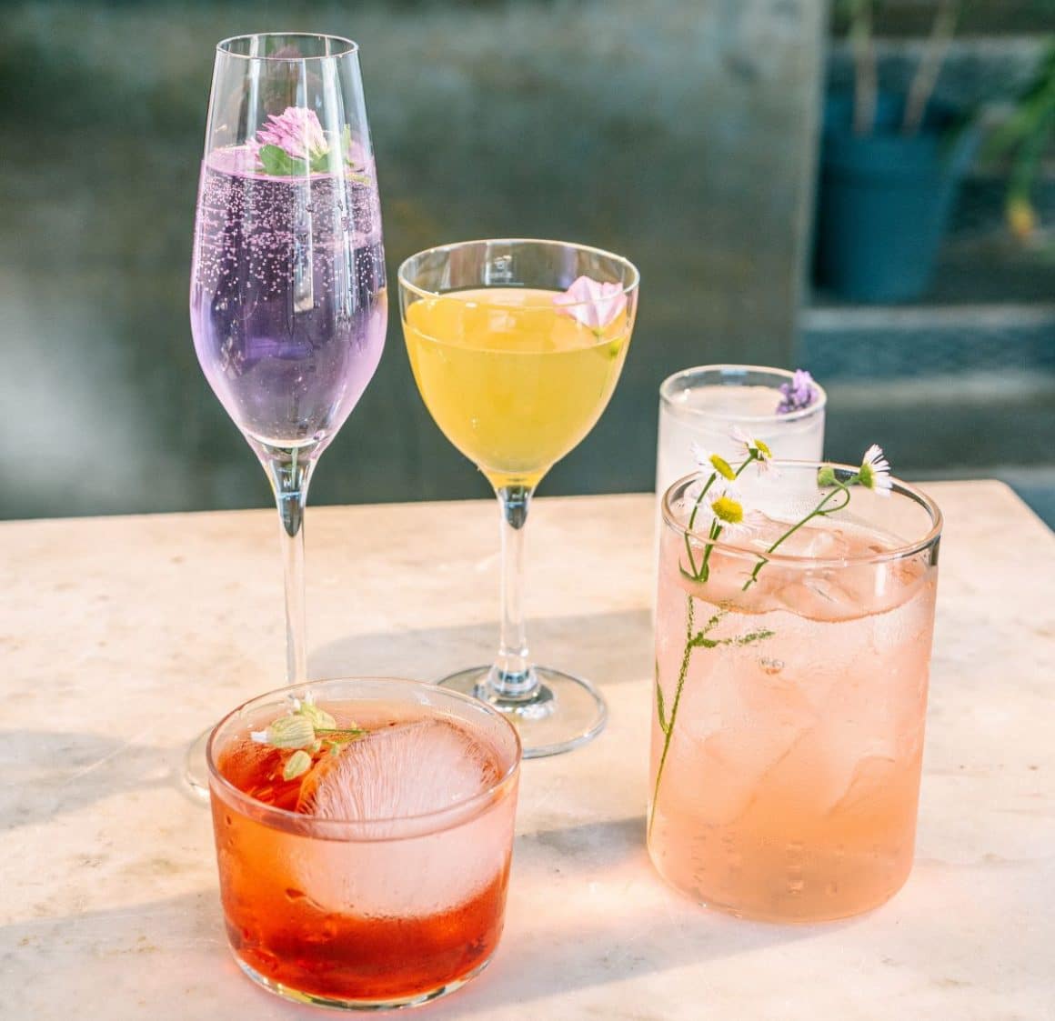 diferite pahare de cocktailuri cu forme și volume diferite, umplute cu diferite mixuri. Forma paharului de cocktail