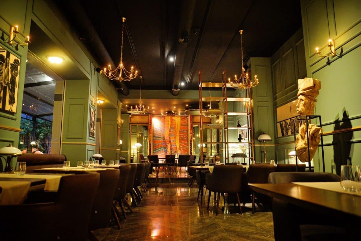 interiorul elegant al restaurantului Pow Wow București. Restaurante bune pe Calea Victoriei