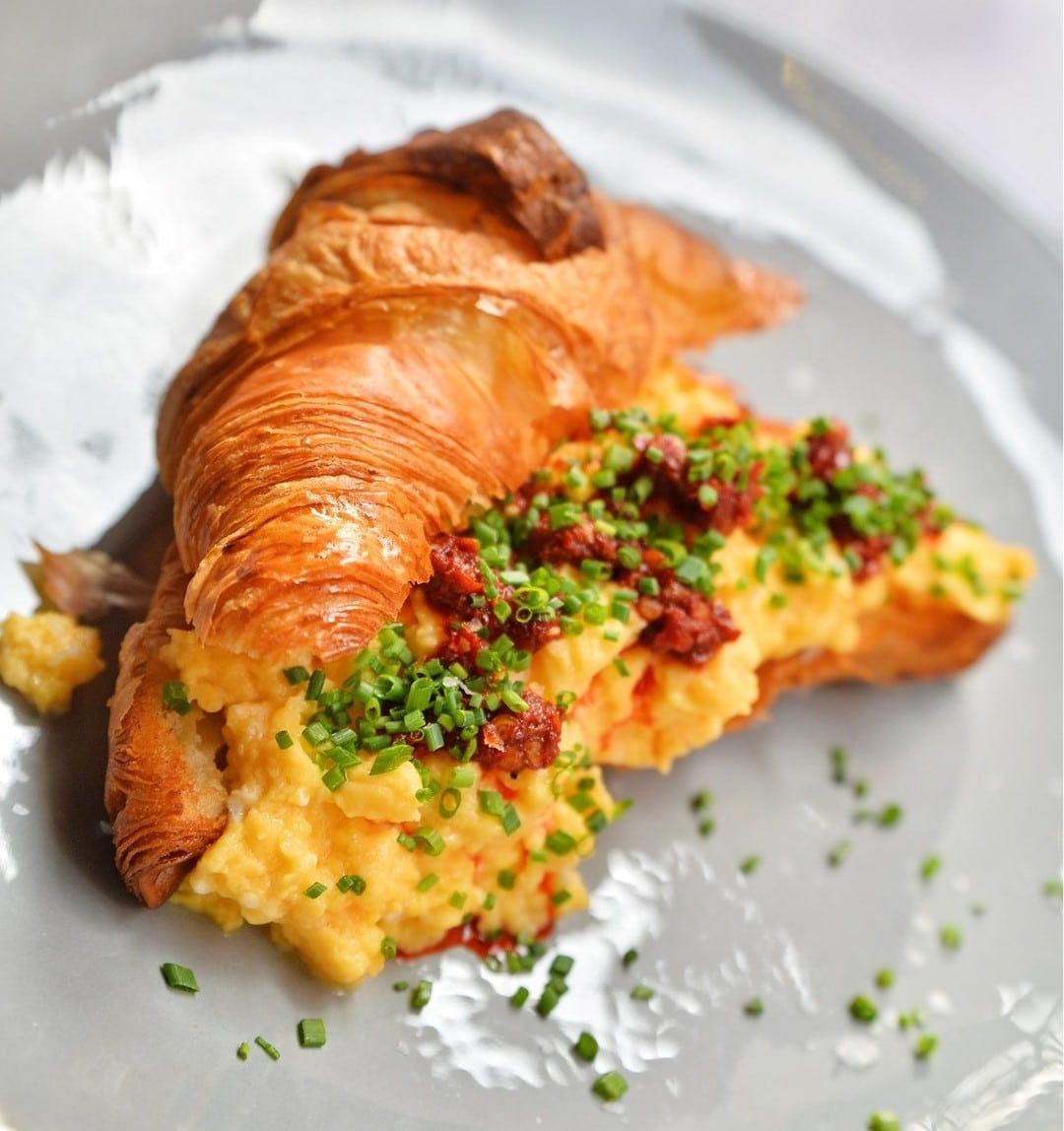 croisant cu omleta de la Pow Wow Bucuresti