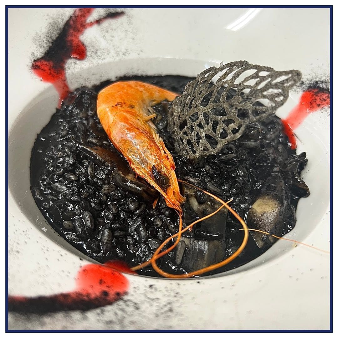 Crevete pe pat de orez negru la restaurant Dalmatino, unde am mâncat în Dubrovnik