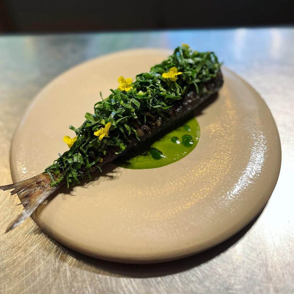 scrumbie la gratar servita cu ierburi arse la Soro Lume. Noutăți în meniurile restaurantelor primăvară 2023