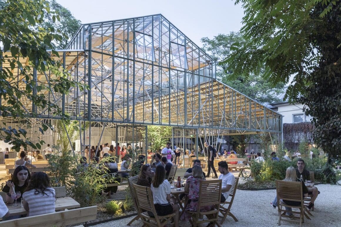 terasa de la sera eden acoperita de o sera de sticla si metal. Terase hip din București