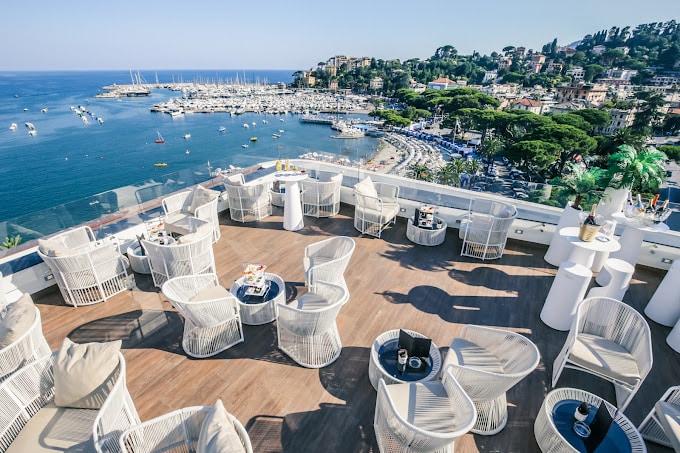 vedere panoramică cu terasa sky barului royal8 din italia