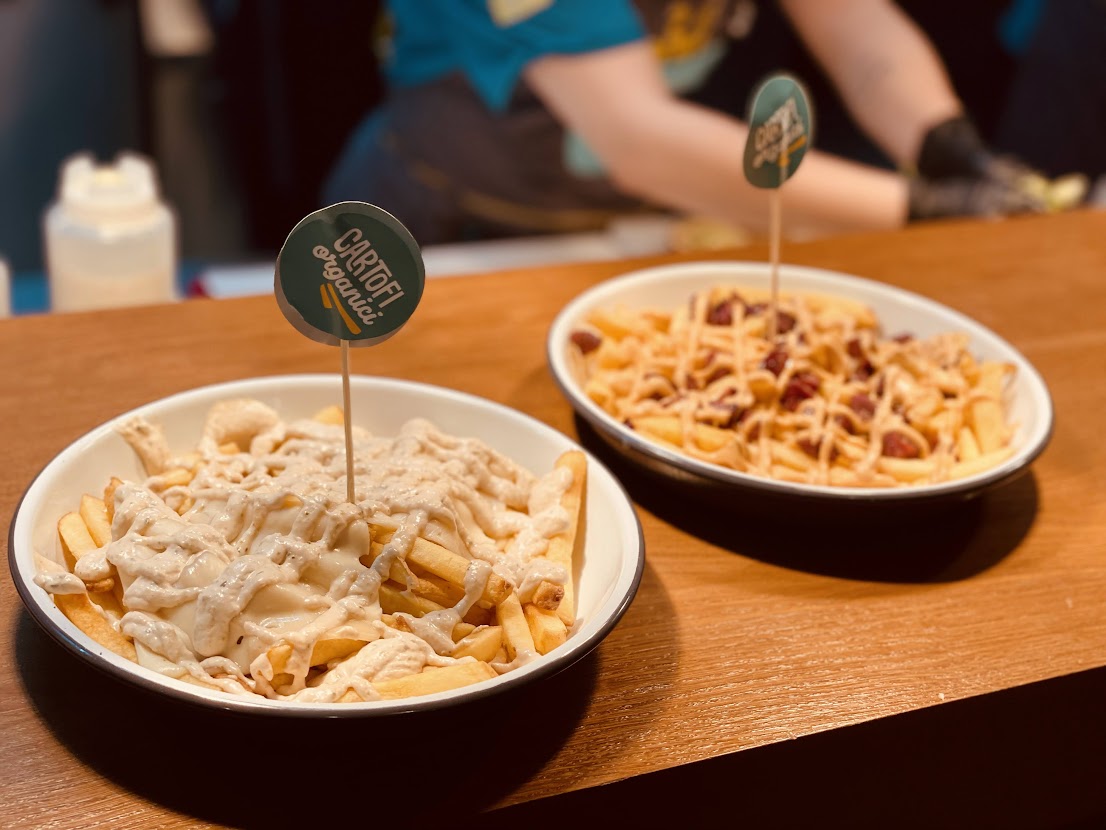 2 farfurii cu cartofi prajiti si crema de branza