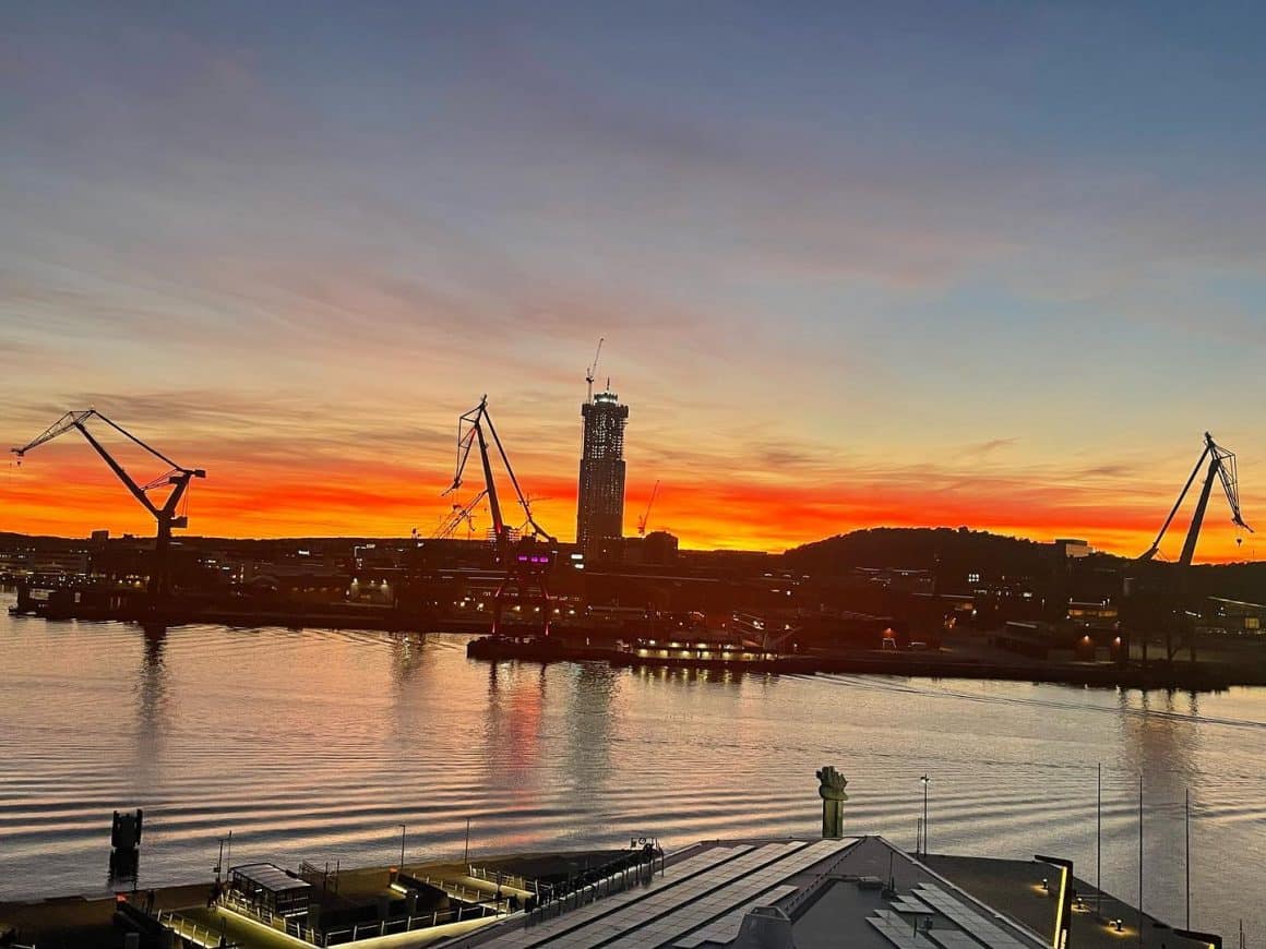 vederea panoramica de pe terasa skybarului taket cu portul industrial si un rau in prim plan