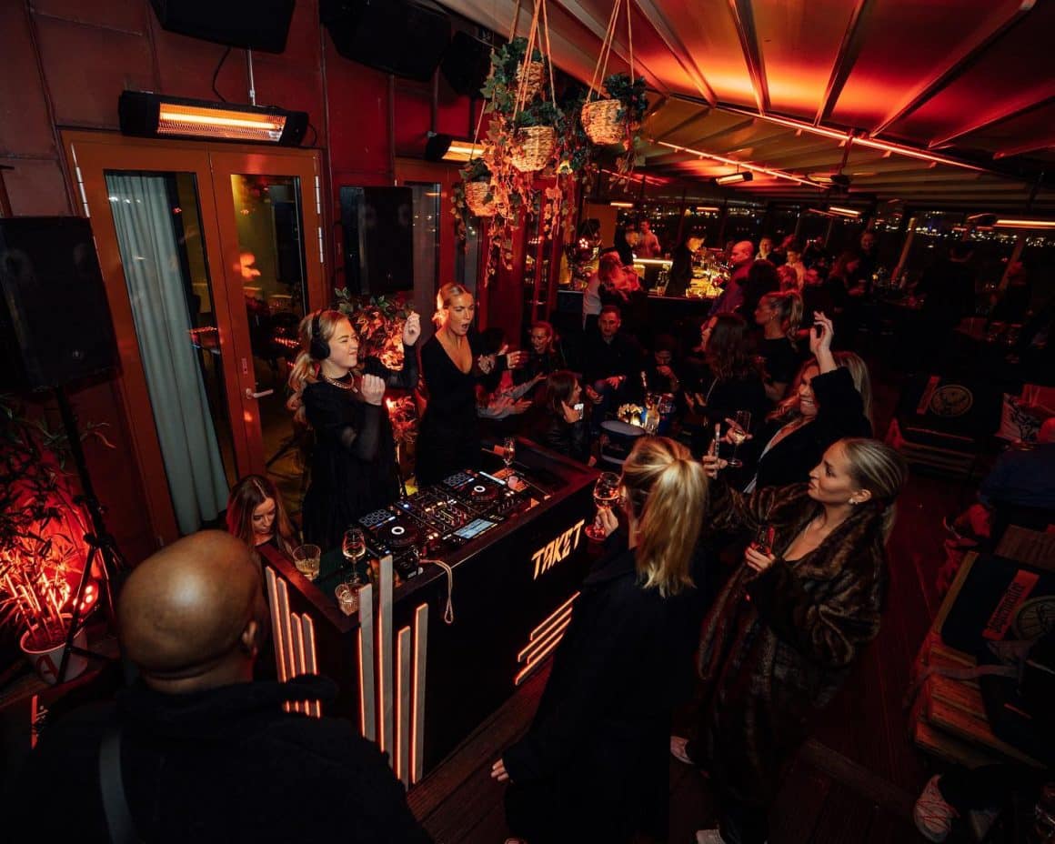 mai multi tineri se distreaza la o petrecere organizata la sky barul taket