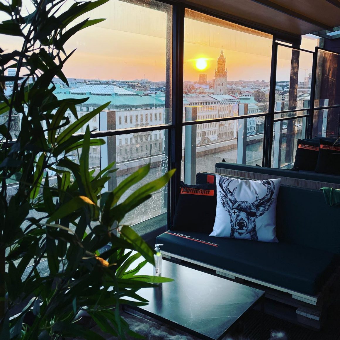 un apus de soare vazut din interiorul sky barului taket