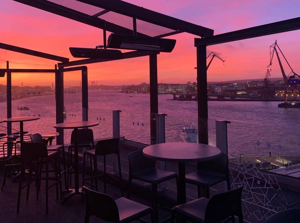 vederea panoramica de pe terasa skybarului taket cu portul industrial si un rau in prim plan. Sky baruri spectaculoase din Europa