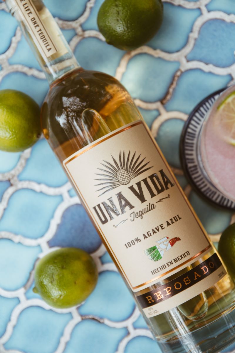 sticla de tequila alaturi de lime