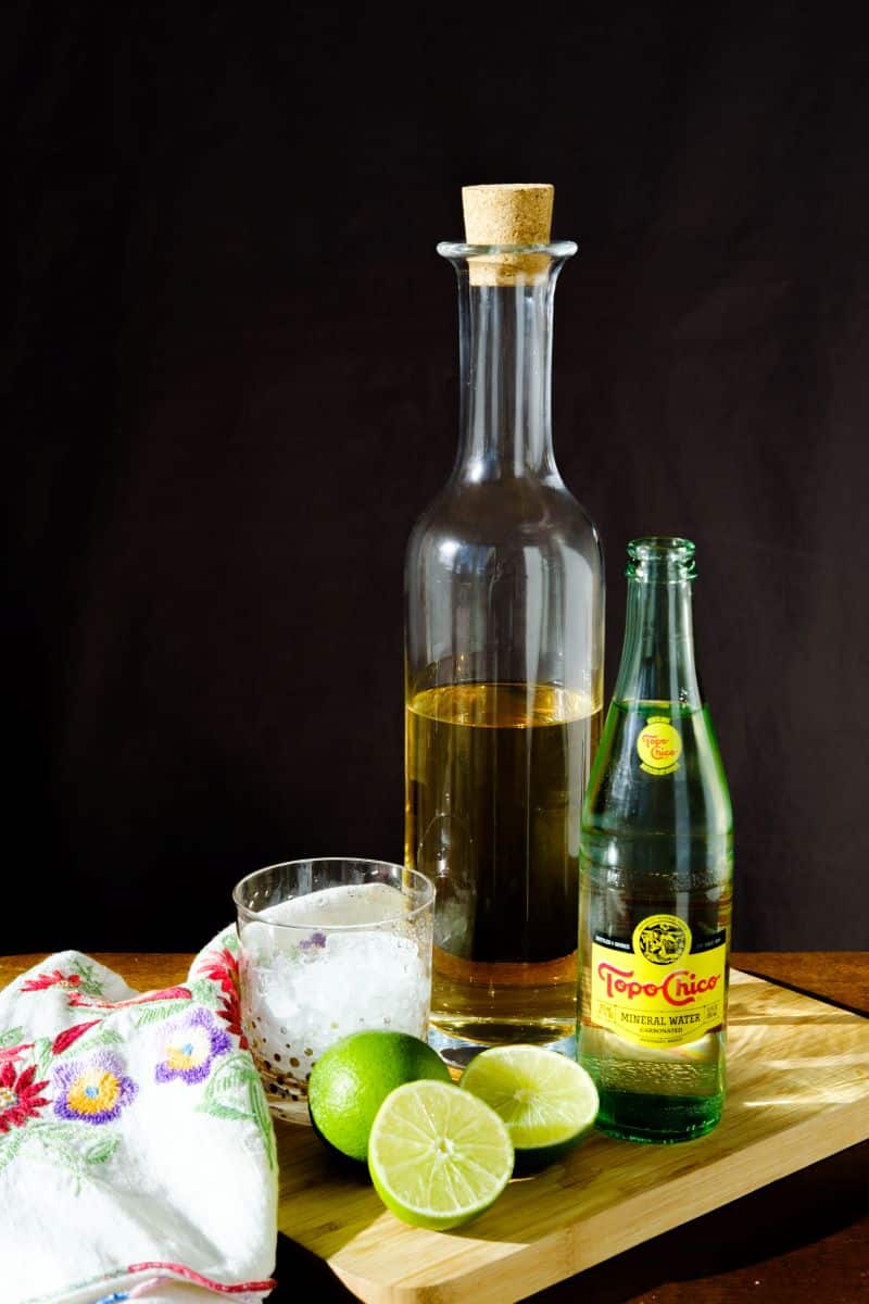 sticle de tequila alaturi de lime si pahar de gheata. Diferenta intre tequila si mezcal. Ce este mezcalul