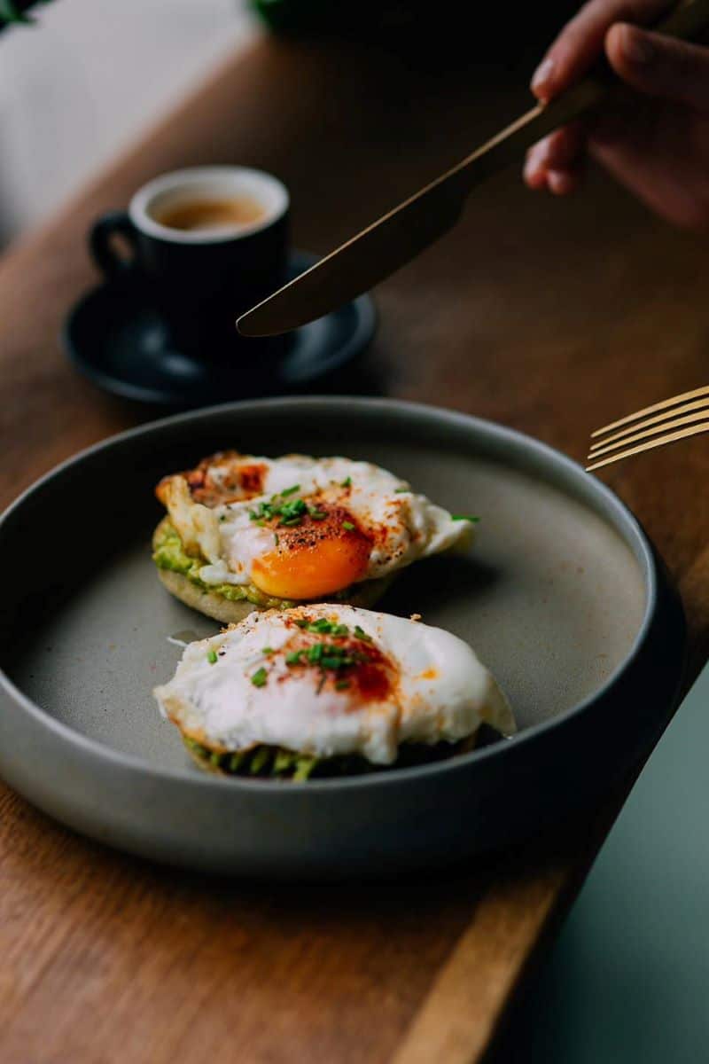 farfurie cu 2 sandvisuri cu avocado si ou ochi de la The Other Saitn