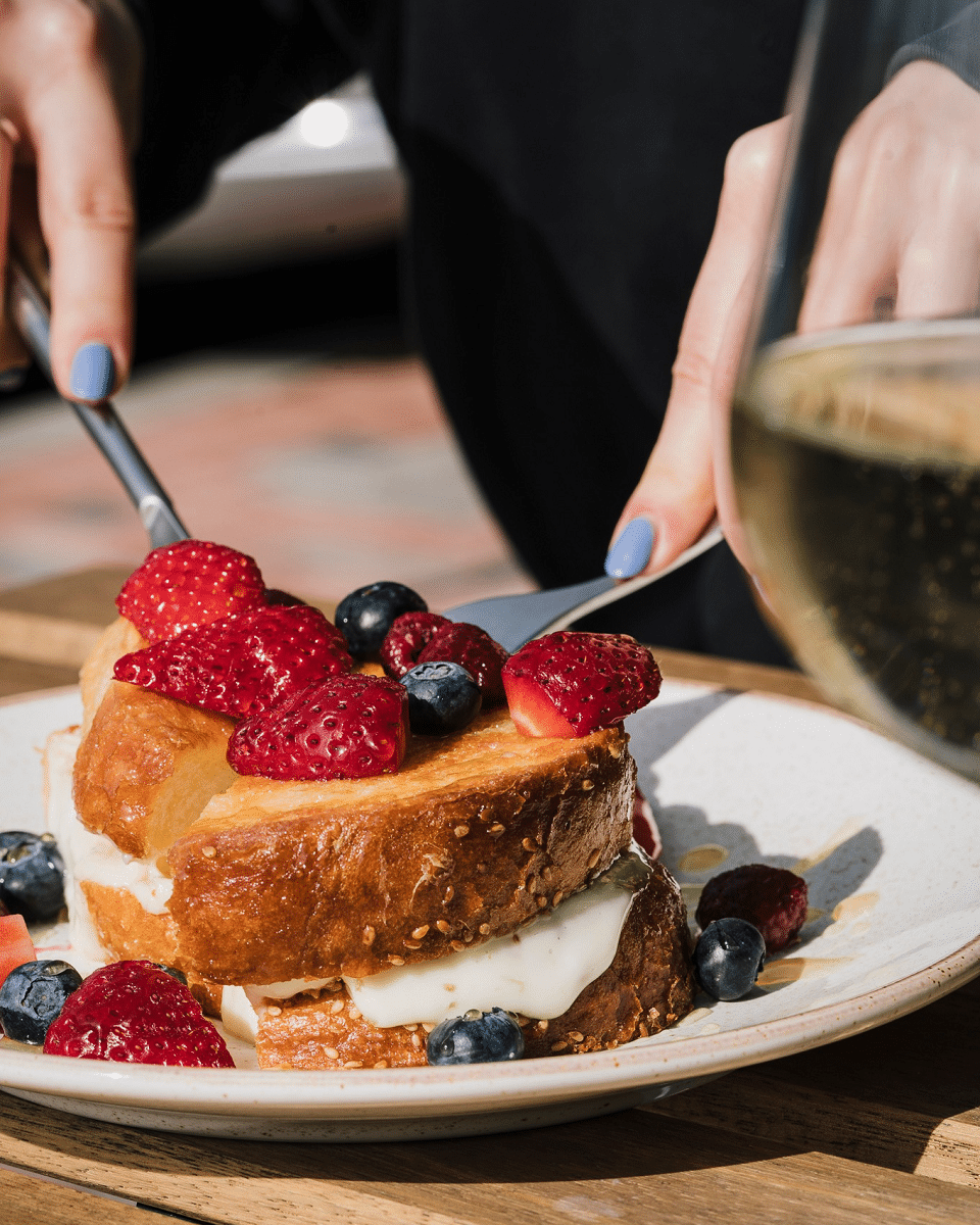 french toast cu mascarpone si fructe de la Trofic.  Noutăți în meniurile restaurantelor primăvară 2023