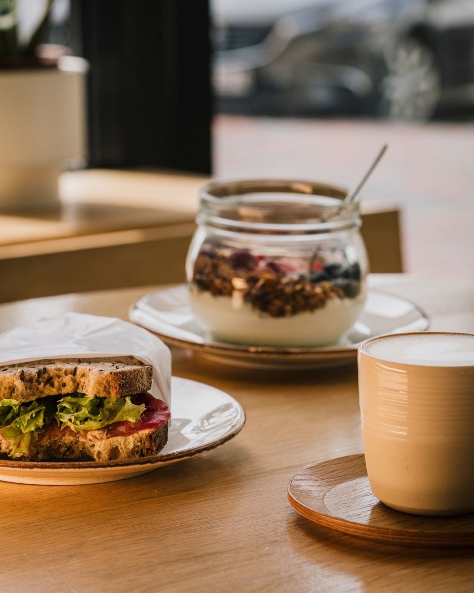 sandwich, garnola si o ceasca de cafea