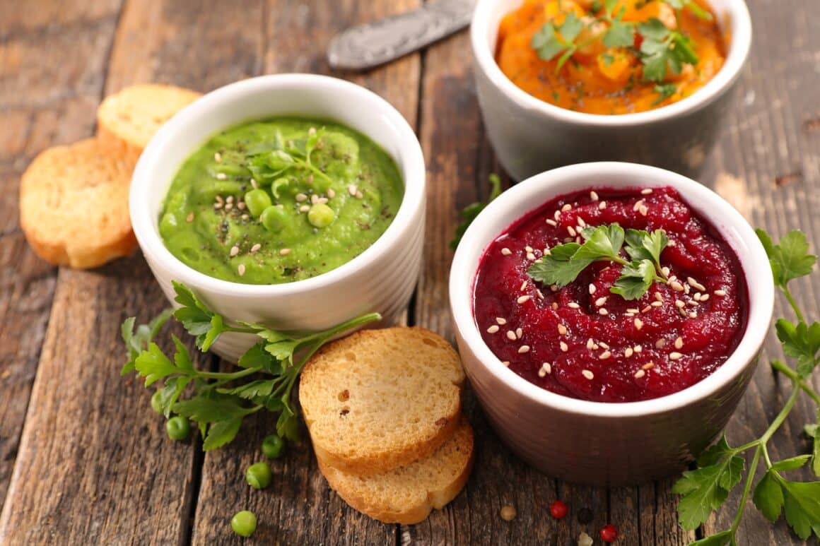 3 boluri mici albe cu hummusul în combinații inedite - cu sfeclă, avocado, cartof dulce