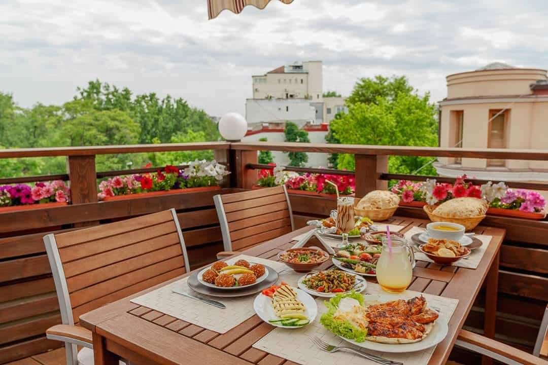 Terasa restaurantului Tulin, la etaj,plina de flori, unul din restaurante libaneze din București