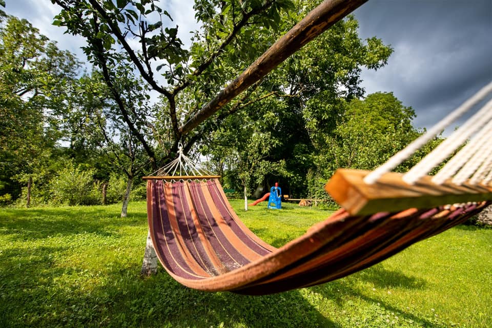 hamac in curte la restaurant LuciAna. Restaurante de la sate, România culinară tradițională