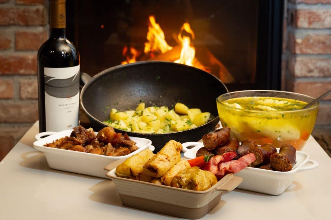 mai multe farfurii si platouri cu mancare traditionala de la restaurant Sarea-n Bucate din Turda. Restaurante de la sate, România culinară tradițională