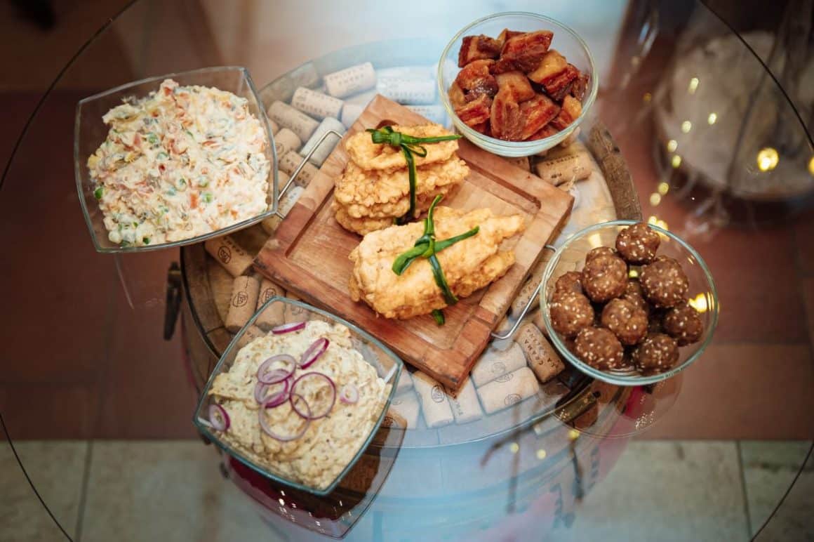 mai multe farfurii si platouri cu mancare traditionala de la restaurant Sarea-n Bucate din Turda.