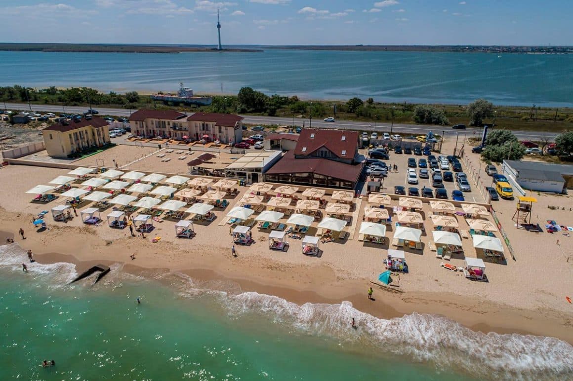 Restaurantul Pescăresc Între Ape, situat pe plaja, fotografiat de sus. Cherhanale de pe litoralul românesc