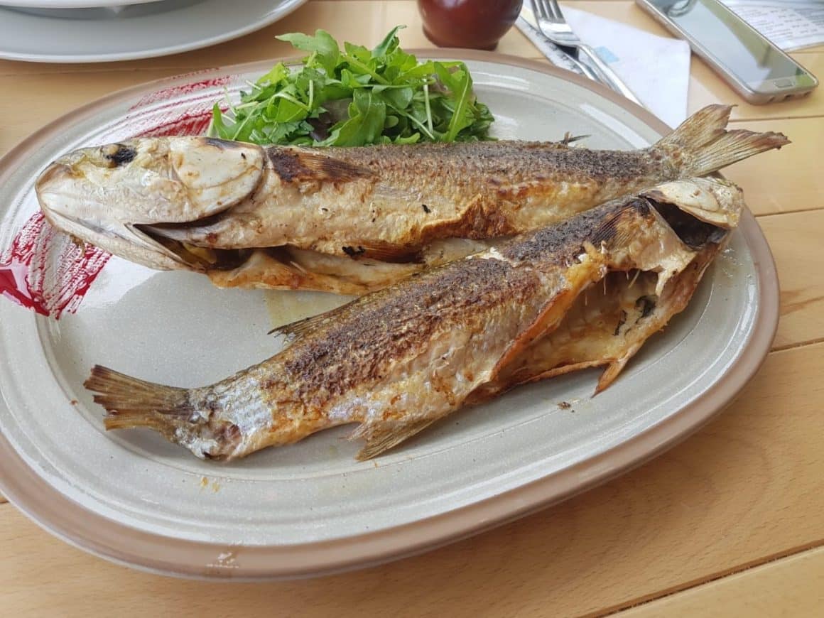 farfurie cu 2 pești prajiti
