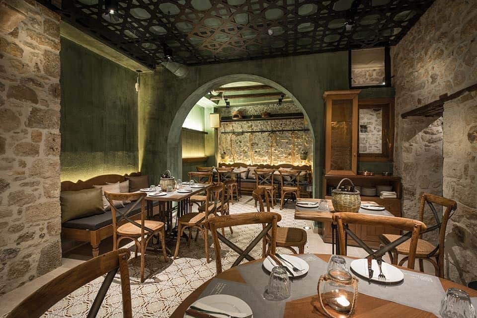 interiorul restaurantului Peskesi