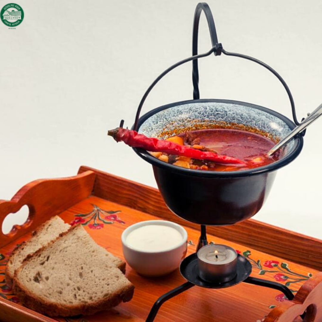 mini tuci servit pe un plato, cu mancae romaneasca