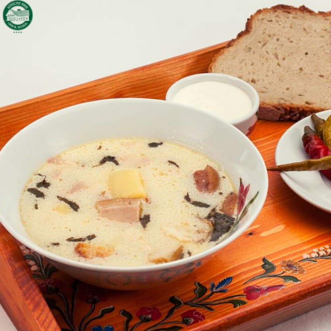 Ciorba dreasa cu ou si smantana si afumatura, la Conacul Secuiesc