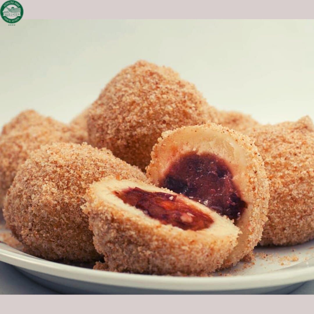 galusti cu prune de la restaurantul Conacul Secuiesc din Colțești. Restaurante de la sate, România culinară tradițională