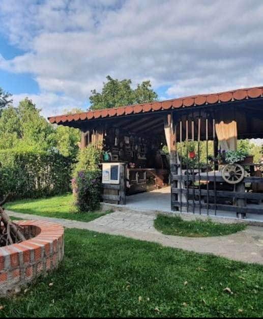 foisor de la punctul gastronomic LuciAna