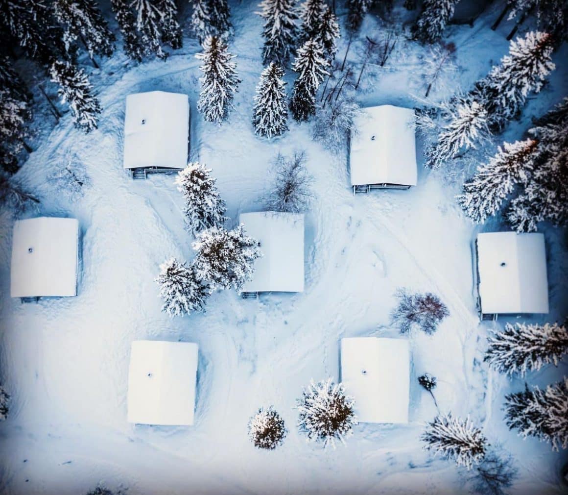 vedere aeriana cu ai multe constructii pe care este zapada 