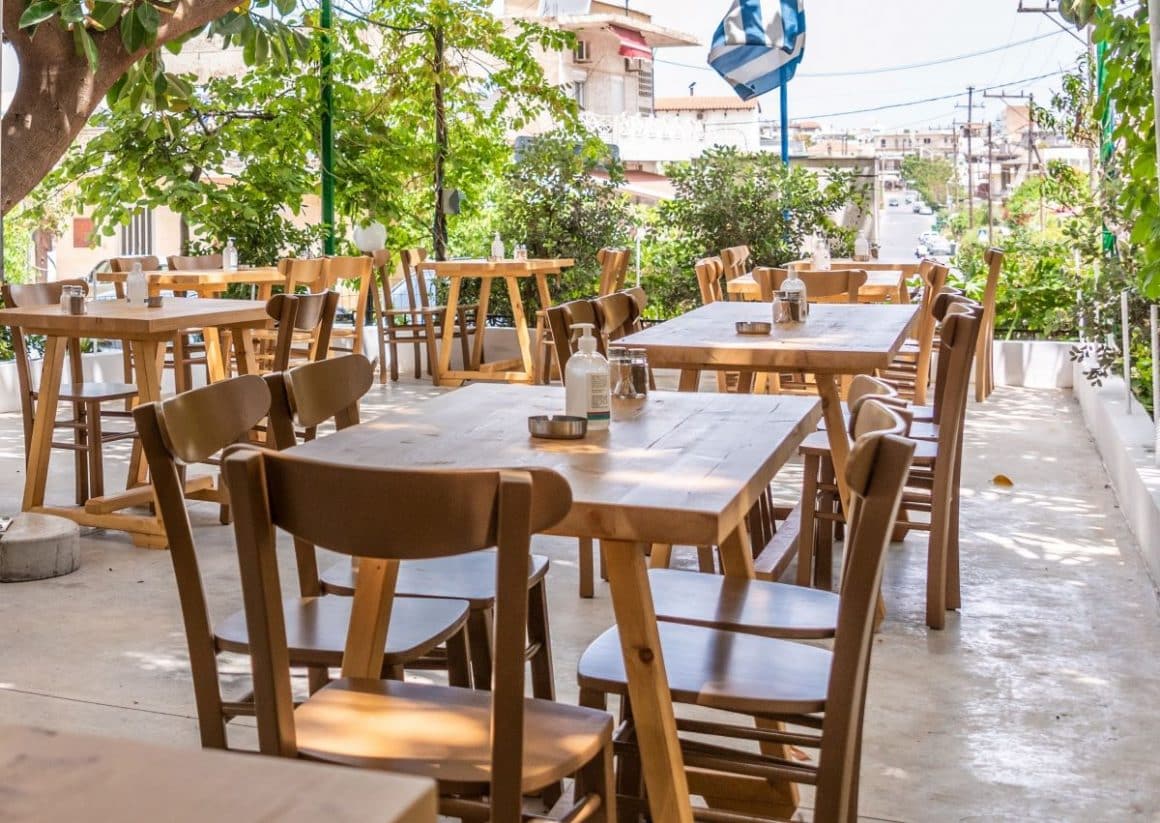 Terasa restaurantului To Dichalo din Creta, unde servesc preparate tradiționale din Creta