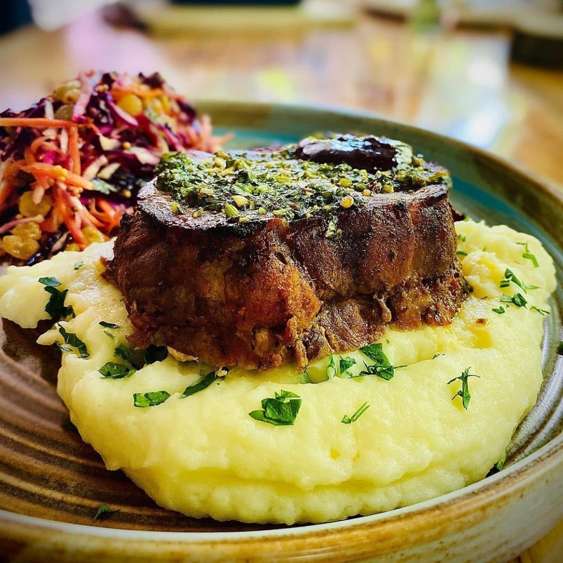 friptură cu piure fotografiata de FoodInRomania