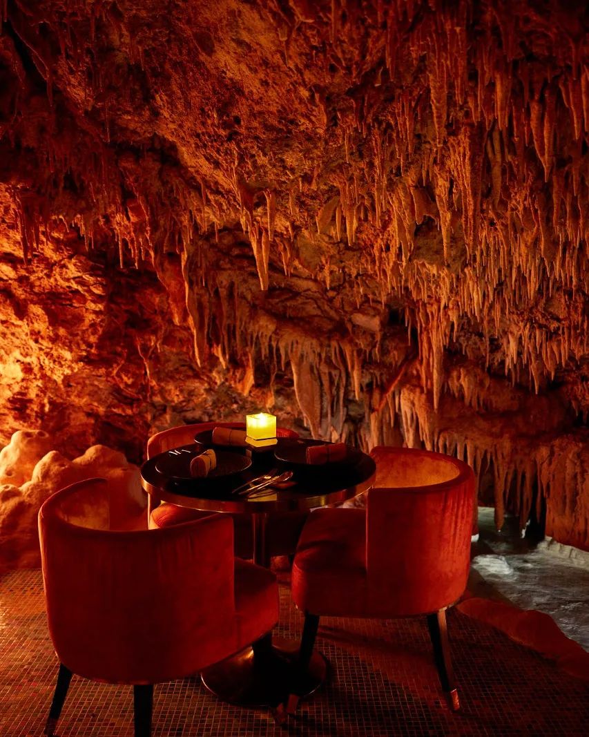 un restaurant este amenajat in interiorul unei pesteri din Bali