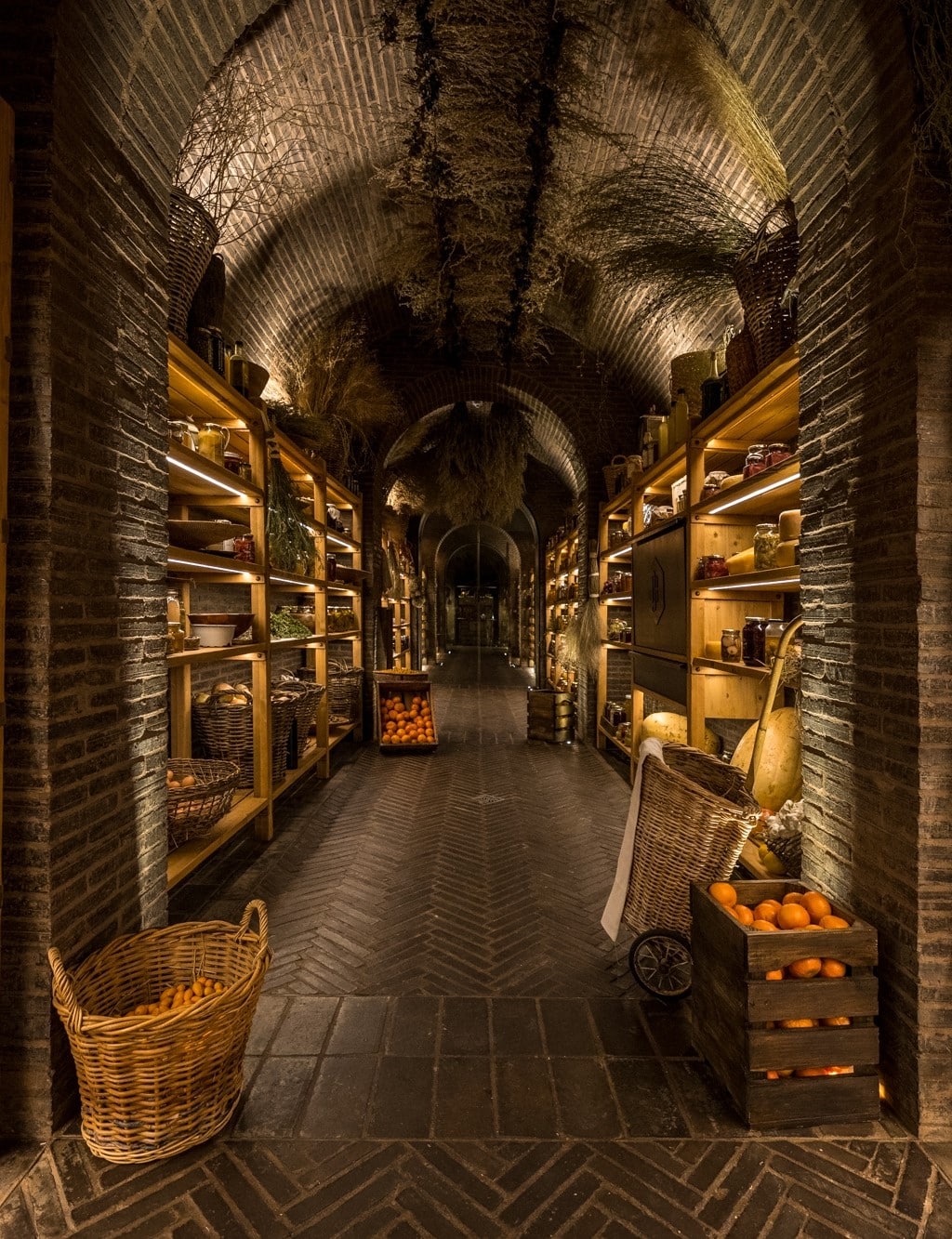 pivnita de la restaurant Klein Jan Din africa, cu tavan boltit si plin de vinuri si alimente deosebite