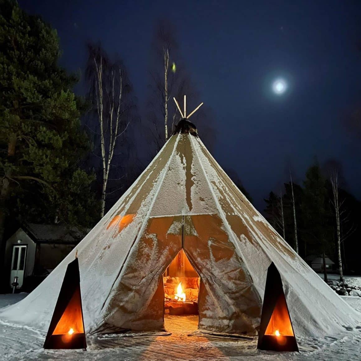 o iurtă luminata discret cu felinare la intrare. Cină extravagantă la Brandon Lodge