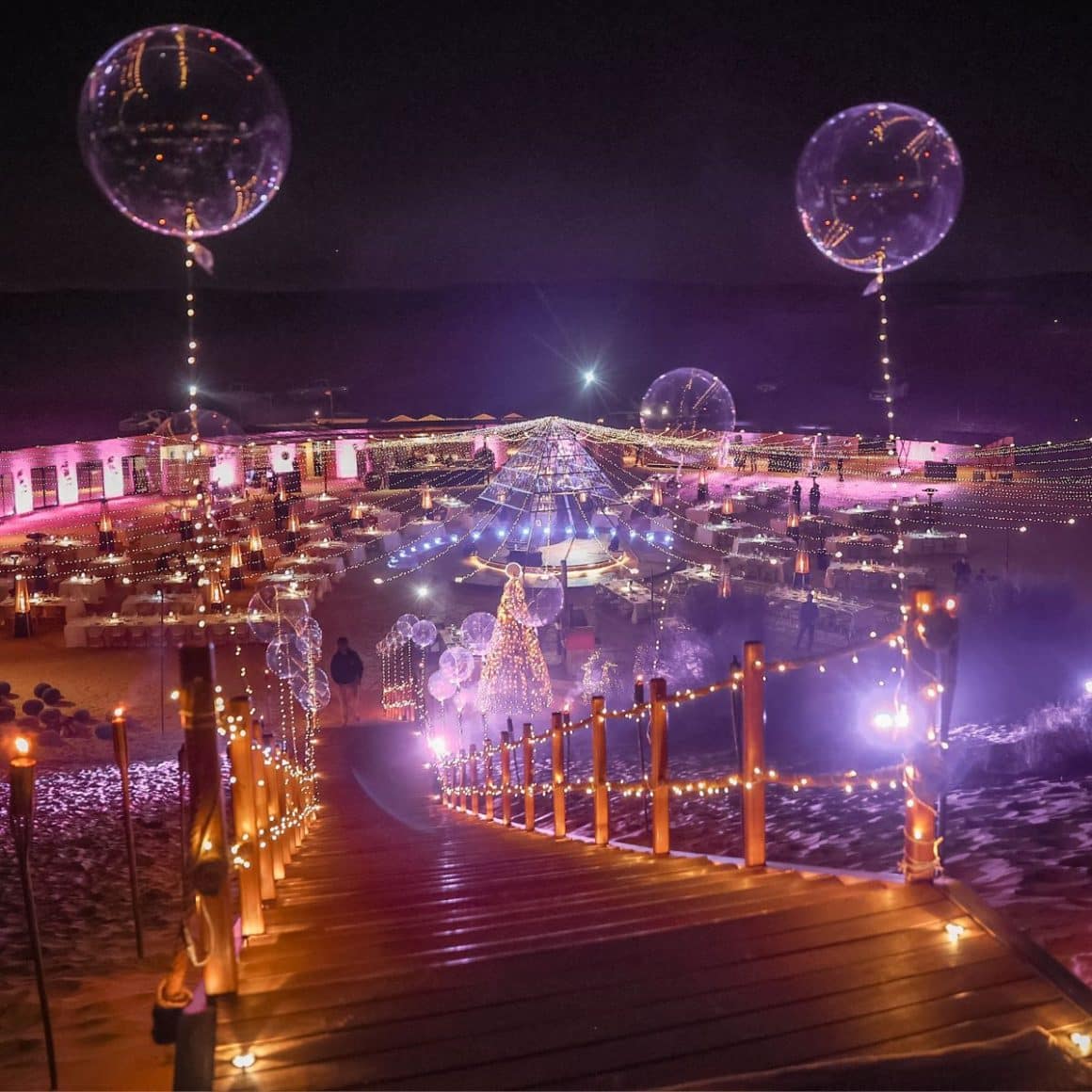 mai multe ghirlande luminoase delimiteaza perimetrul unui restaurant din desertul dubaiului