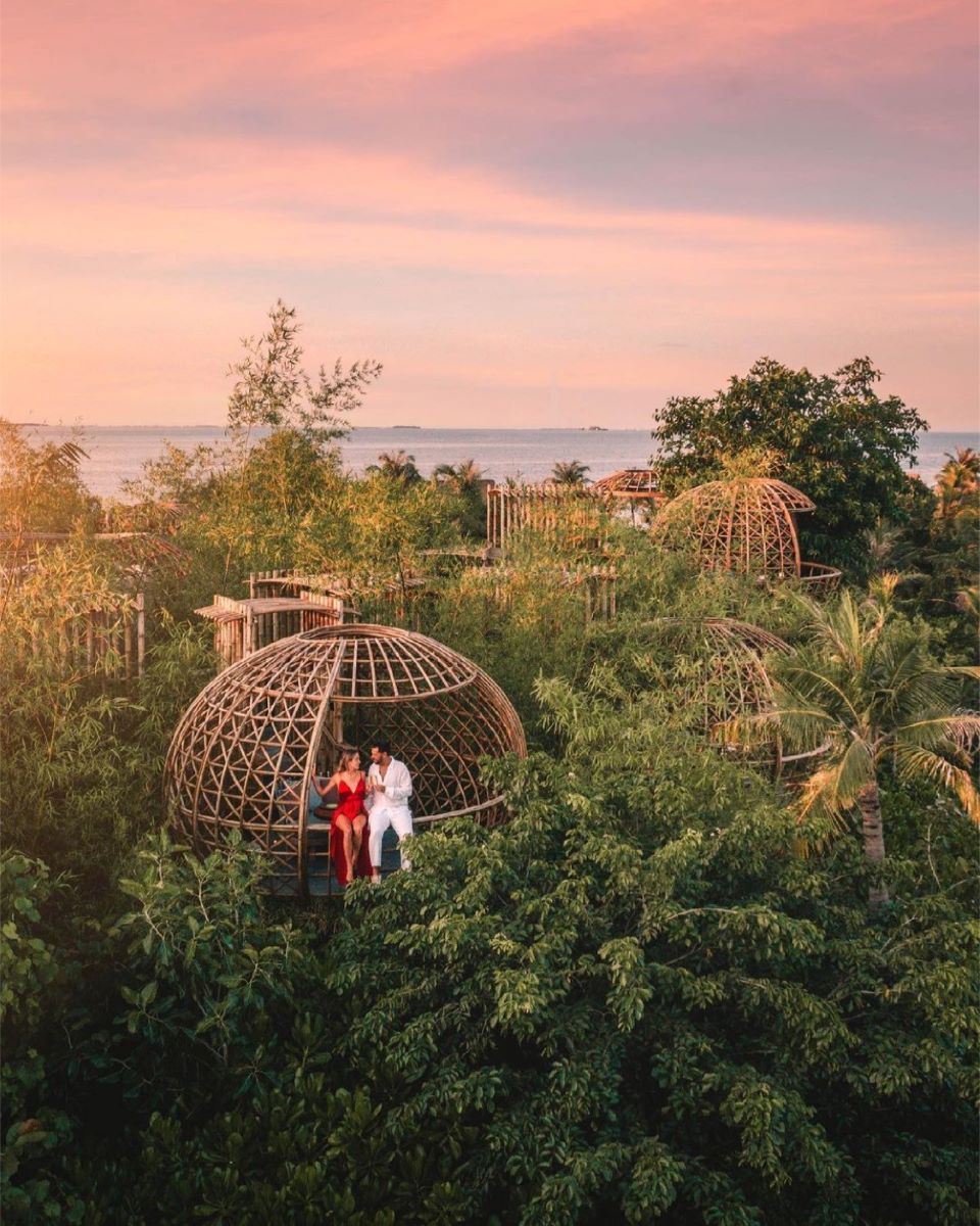 restaurant Terra din Maldive, unde iei cina intr-un cuib de bambus suspendat.