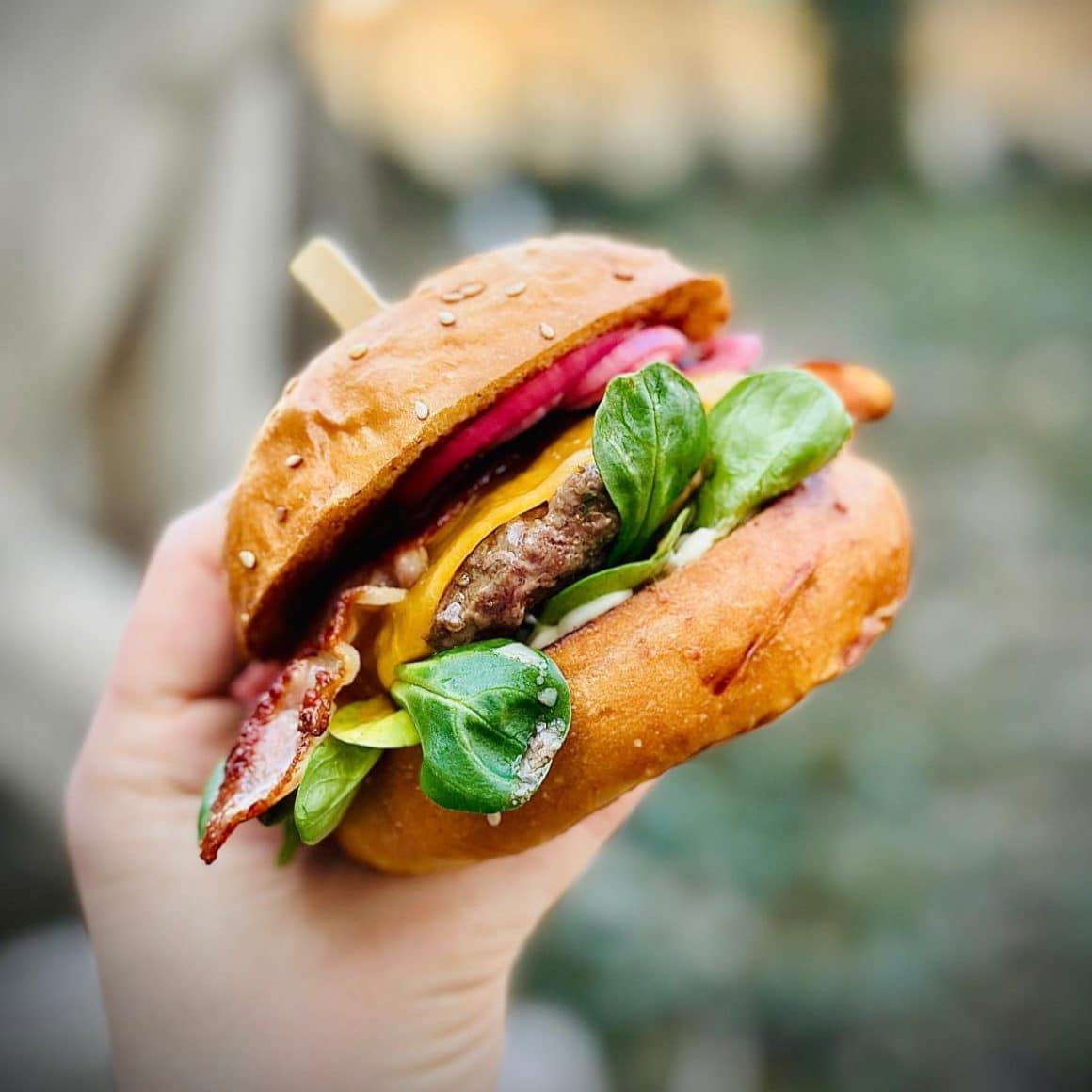 close up cu un burger apetisant