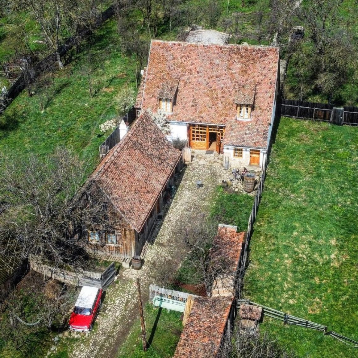 Viscri 32 fotografiata de sus. Restaurante de la sate, România culinară tradițională