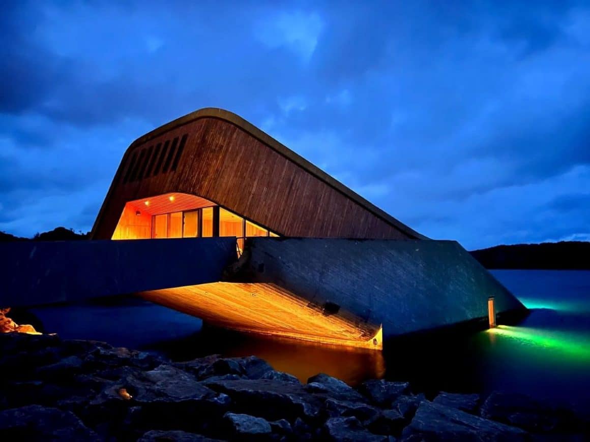 un restaurant atipic este construit astfel încat sa para ca se scufunda în mare. Under din Lindesnes, Norvegia, locul pentur o cină extravagantă